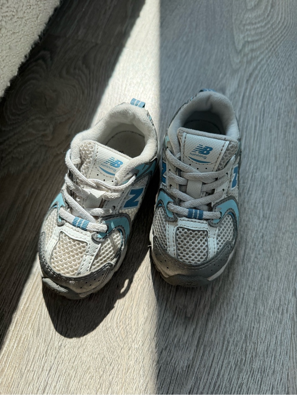 Toddler New Balance Kids' White & Light Blue Running Shoes size 6 good condition